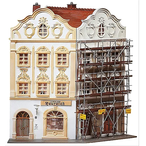 Winkel-Stadthaus mit Malergeruest
