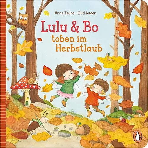 Penguin Lulu & Bo toben im Herbstlaub