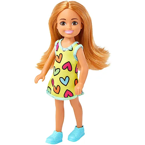 Puppe im Kleid mit Herzmuster und blonden Haaren