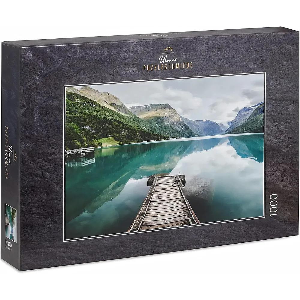 Ulmer Puzzleschmiede Stilles Norwegen - Holz-Steg ragt ins stille Wasser des Lovatnet-See - 1000 Teile